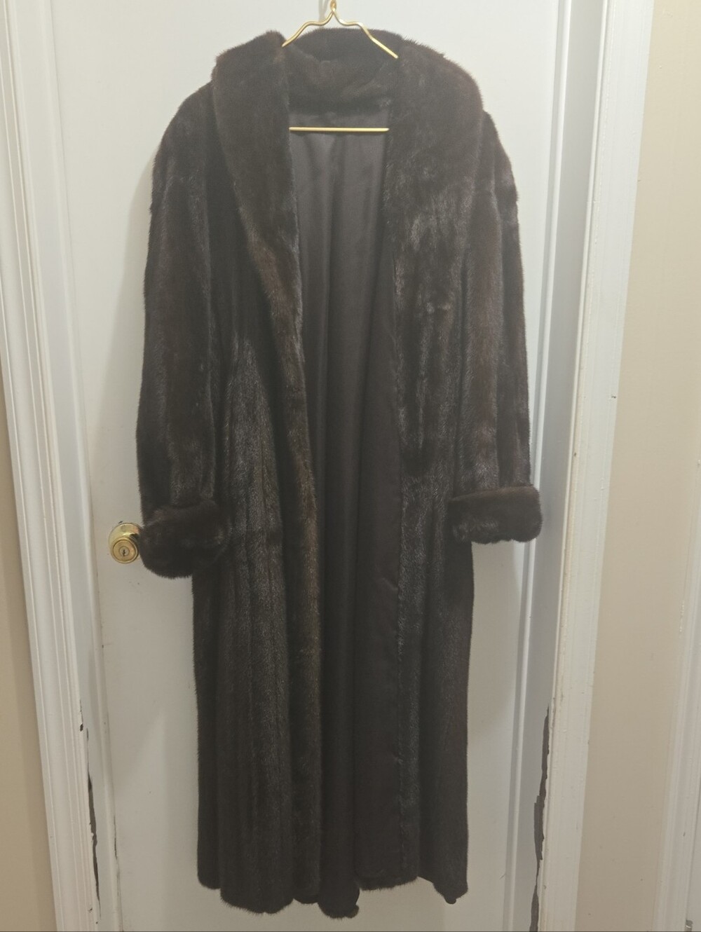 Reduced! Women's Mink Mahogany Fur Coat Classic Style, Size 4-6.